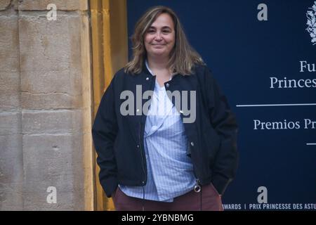 Oviedo, Espagne, 19 octobre 2024 : la présidente de Magnum photos, Cristina de Middel pose pour les médias lors de l'arrivée de Cristina de Middel, Prix Princesse des Asturies pour la Concorde à Oviedo, le 19 octobre 2024, à Oviedo, Espagne. Crédit : Alberto Brevers / Alamy Live News. Banque D'Images