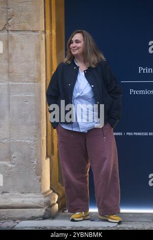 Oviedo, Espagne, 19 octobre 2024 : la présidente de Magnum photos, Cristina de Middel pose pour les médias lors de l'arrivée de Cristina de Middel, Prix Princesse des Asturies pour la Concorde à Oviedo, le 19 octobre 2024, à Oviedo, Espagne. Crédit : Alberto Brevers / Alamy Live News. Banque D'Images