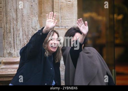 Oviedo, Espagne, 19 octobre 2024 : la présidente de Magnum photos, Cristina de Middel (à gauche) salue avec la directrice de la Fondation Princesse des Asturies, Teresa Sanjurjo (à droite) lors de l'arrivée de Cristina de Middel, Prix Princesse des Asturies pour Concord à Oviedo, le 19 octobre 2024, à Oviedo, Espagne. Crédit : Alberto Brevers / Alamy Live News. Banque D'Images