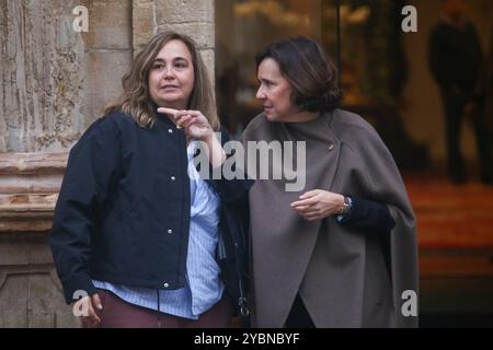 Oviedo, Espagne, 19 octobre 2024 : la directrice de la Fondation Princesse des Asturies, Teresa Sanjurjo (à gauche) explique à la présidente de Magnum photos, Cristina de Middel (à droite) lors de l'arrivée de Cristina de Middel, Prix Princesse des Asturies pour Concord à Oviedo, le 19 octobre 2024, à Oviedo, Espagne. Crédit : Alberto Brevers / Alamy Live News. Banque D'Images