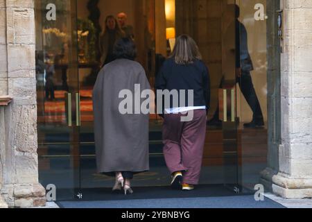 Oviedo, Espagne, 19 octobre 2024 : la directrice de la Fondation Princesse des Asturies, Teresa Sanjurjo (à gauche) fait son entrée à l'Hôtel Reconquista avec la présidente de Magnum photos, Cristina de Middel (à droite) lors de l'arrivée de Cristina de Middel, Prix Princesse des Asturies pour la Concorde à Oviedo, le 19 octobre 2024, à Oviedo, Espagne. Crédit : Alberto Brevers / Alamy Live News. Banque D'Images