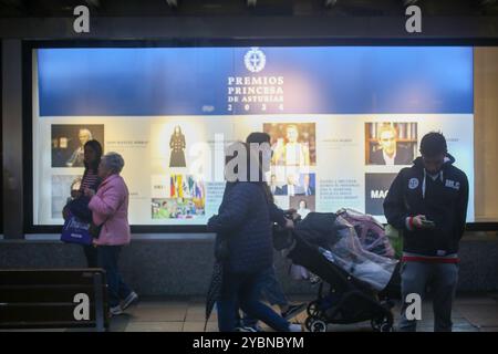 Oviedo, Espagne, 19 octobre 2024 : une vitrine avec tous les lauréats de cette édition lors de l'arrivée de Cristina de Middel, Prix Princesse des Asturies pour Concord à Oviedo, le 19 octobre 2024, à Oviedo, Espagne. Crédit : Alberto Brevers / Alamy Live News. Banque D'Images