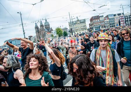 Amsterdam, pays-Bas. 19 octobre 2024. Les participants sont vus passer un bon moment tout en dansant pendant le défilé. ADEV (Amsterdam danse Ergens voor), qui signifie 'Amsterdam Dances for A cause' organisé pour la 12ème fois, est une démonstration annuelle pour le squatting, les espaces libres et le logement abordable dans la ville crédit : SOPA images Limited/Alamy Live News Banque D'Images