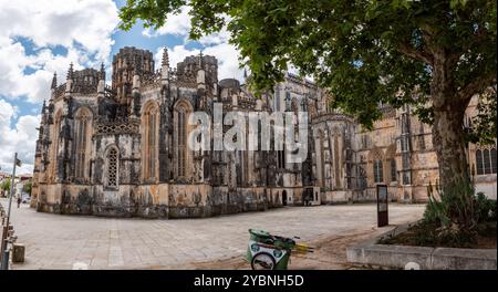 Pittoresque monastère médiéval Santa Maria da Vitoria à Batalha, un chef-d'œuvre gothique manuélin, vue sur la façade de la chapelle inachevée, Portuga Banque D'Images