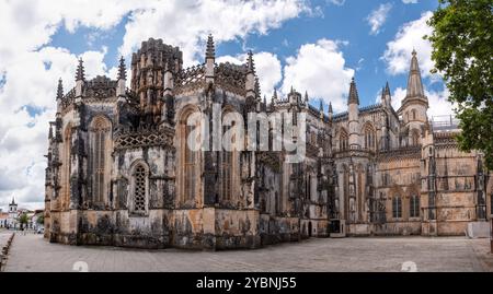 Pittoresque monastère médiéval Santa Maria da Vitoria à Batalha, un chef-d'œuvre gothique manuélin, vue sur la façade de la chapelle inachevée, Portuga Banque D'Images