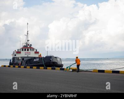 Batumi, Géorgie. 06.21.2024 les travailleurs portuaires amarrent le navire. Arrivée du navire. Marins dans un port moderne Banque D'Images