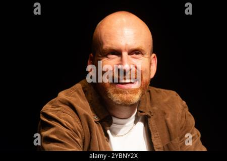 Cologne, Allemagne. 19 octobre 2024. Matt Haig, l'auteur anglais, apparaît sur la scène du dépôt Schauspiel Koeln à Cologne, Allemagne, le 19 octobre 2024, lors de l'édition spéciale Cologne lit.cologne 2024 (photo de Ying Tang/NurPhoto). Crédit : NurPhoto SRL/Alamy Live News Banque D'Images