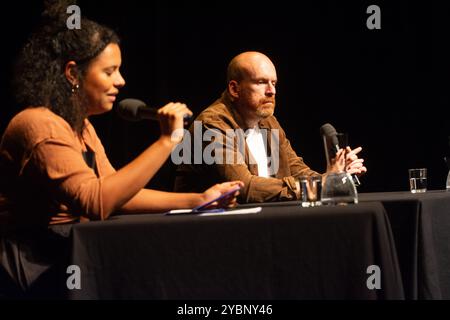 Cologne, Allemagne. 19 octobre 2024. Matt Haig, l'auteur anglais, et Alice Hasters, une journaliste allemande, sont vus sur la scène du dépôt de Schauspiel Koeln à Cologne, en Allemagne, le 19 octobre 2024, lors du lit de Cologne. Cologne 2024 édition spéciale (photo de Ying Tang/NurPhoto). Crédit : NurPhoto SRL/Alamy Live News Banque D'Images