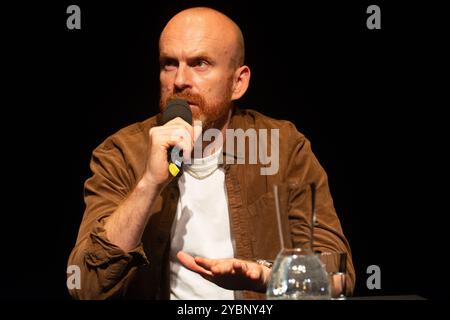 Cologne, Allemagne. 19 octobre 2024. Matt Haig, l'auteur anglais, apparaît sur la scène du dépôt Schauspiel Koeln à Cologne, Allemagne, le 19 octobre 2024, lors de l'édition spéciale Cologne lit.cologne 2024 (photo de Ying Tang/NurPhoto). Crédit : NurPhoto SRL/Alamy Live News Banque D'Images