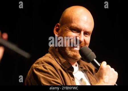 Cologne, Allemagne. 19 octobre 2024. Matt Haig, l'auteur anglais, apparaît sur la scène du dépôt Schauspiel Koeln à Cologne, Allemagne, le 19 octobre 2024, lors de l'édition spéciale Cologne lit.cologne 2024 (photo de Ying Tang/NurPhoto). Crédit : NurPhoto SRL/Alamy Live News Banque D'Images