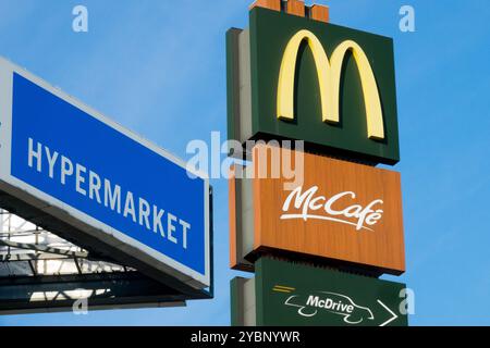 Logo marque McDonald's à l'hypermarché Banque D'Images