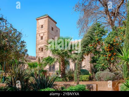 Les jardins andalous de la Kasbah des Oudayas à Rabat, Maroc avec le Musée National de la joaillerie et de la parure en arrière-plan. Banque D'Images