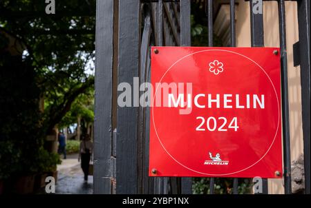 Panneau Michelin 2024 étoiles devant l'entrée de l'hôtel cinq étoiles Grand Excelsior Vittoria à Sorrente, Campanie, Italie Banque D'Images