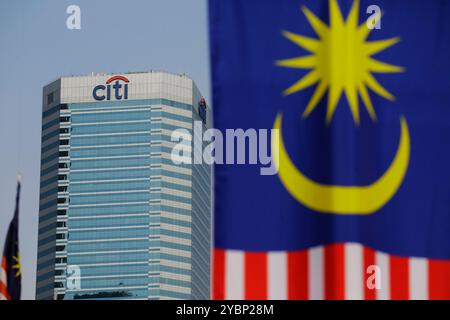 Kuala Lumpur, Malaisie - 7 août 2023 : le bâtiment Citibank est vu dans le quartier financier de KL à côté du drapeau national de Malaisie. Banque D'Images