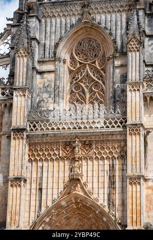 Détail architectural du portail de l'église médiévale du monastère Santa Maria da Vitoria à Batalha, un chef-d'œuvre gothique manuélin, Portugal Banque D'Images