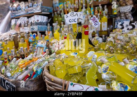 Limoncello en vente devant un magasin à Sorrento, Camapnia, Italie. Banque D'Images