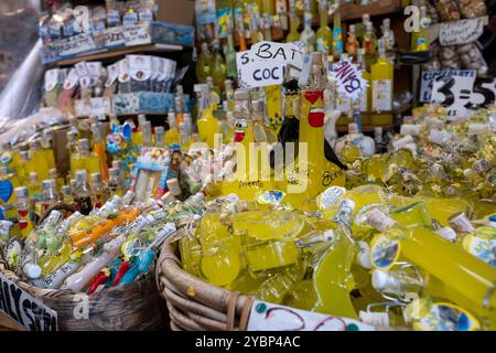 Limoncello en vente devant un magasin à Sorrento, Camapnia, Italie. Banque D'Images