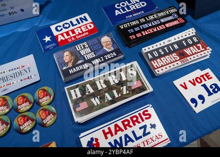 Austin Texas USA, 18 octobre 2024 : des autocollants et des boutons de pare-chocs ornent une table dans une banque de téléphone au siège du Parti démocrate du comté de Travis (TX). Crédit : Bob Daemmrich/Alamy Live News Banque D'Images