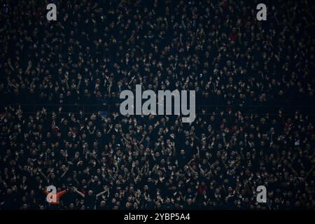 Milan, Italie, le 19 octobre 2024. Les supporters de l'AC Milan encouragent leur équipe lors du match de football italien Serie A entre l'AC Milan et l'Udinese au stade San Siro de Milan, Italie, le 19 octobre 2024 crédit : Piero Cruciatti/Alamy Live News Banque D'Images