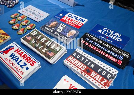 Austin Texas USA, 18 octobre 2024 : des autocollants et des boutons de pare-chocs ornent une table dans une banque de téléphone au siège du Parti démocrate du comté de Travis (TX). Crédit : Bob Daemmrich/Alamy Live News Banque D'Images