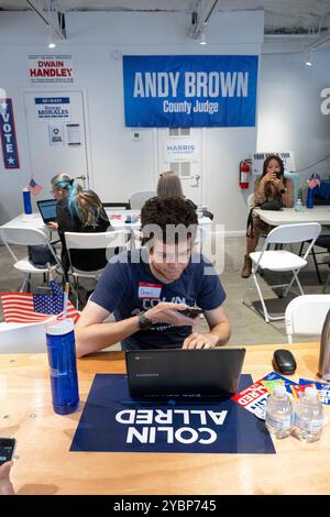 Austin, Texas, États-Unis. 18 octobre 2024. Les bénévoles de la banque téléphonique du Parti démocratique du comté de Travis passent des appels dans un effort de sortie du vote du Texas le 18 octobre 2024. Les démocrates texans travaillent pour ''devenir Texas Blue'' après des décennies d'être le parti minoritaire et espèrent un bouleversement de 2024. (Crédit image : © Bob Daemmrich/ZUMA Press Wire) USAGE ÉDITORIAL SEULEMENT! Non destiné à UN USAGE commercial ! Banque D'Images