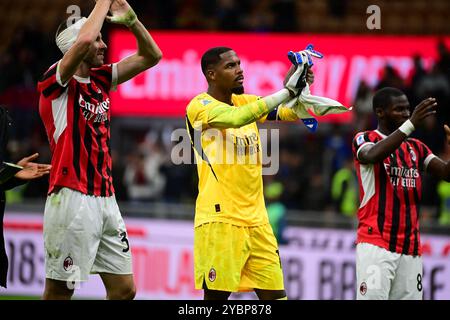 Milan, Italie, le 19 octobre 2024. Le défenseur serbe #31 de l'AC Milan Strahinja Pavlovic et le gardien français #16 de l'AC Milan Mike Maignan encouragent les fans lors du match de football italien Serie A entre l'AC Milan et l'Udinese au stade San Siro de Milan, Italie, le 19 octobre 2024 crédit : Piero Cruciatti/Alamy Live News Banque D'Images