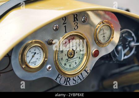 Tachymètre de voiture classique vintage (compte-tours) sur tableau de bord en aluminium Banque D'Images