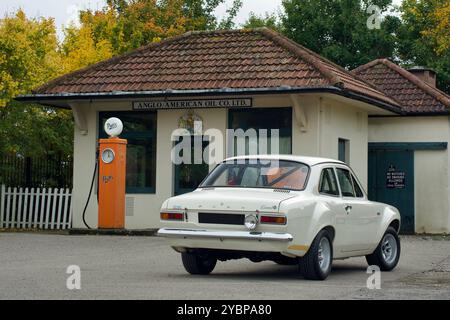 Classic Ford Escort RS Mexico devant la station-service Pratt au Brooklands Musuem, Weybridge Banque D'Images