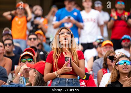 Austin, États-Unis. 19 octobre 2024. Les fans réagissent à une passe du pilote espagnol de formule 1 Carlos Sainz Jr. de la Scuderia Ferrari sur le pilote britannique de formule 1 Lando Norris de l'écurie McLaren F1 Team lors de la course de sprint au Grand Prix de formule 1 des États-Unis sur le circuit des Amériques à Austin, Texas, le samedi 19 octobre 2024. Photo de Greg Nash/UPI crédit : UPI/Alamy Live News Banque D'Images