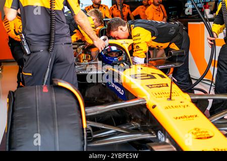 Austin, États-Unis. 19 octobre 2024. Le pilote australien de formule 1 Oscar Piastri de l'écurie McLaren F1 Team se prépare pour la course de sprint au Grand Prix de formule 1 des États-Unis sur le circuit des Amériques à Austin, Texas, le samedi 19 octobre 2024. Photo de Greg Nash/UPI crédit : UPI/Alamy Live News Banque D'Images