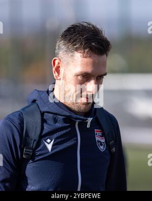 Perth, Écosse. 19 octobre 2024. Ross Laidlaw arrive pour le William Hill SPFL Premiership match entre St Johnstone et Ross County au McDiarmid Park. Crédit : Connor Douglas/Alamy Live News Banque D'Images