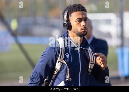 Perth, Écosse. 19 octobre 2024. Elijah Campbell arrive pour le William Hill SPFL Premiership match entre St Johnstone et Ross County au McDiarmid Park. Crédit : Connor Douglas/Alamy Live News Banque D'Images