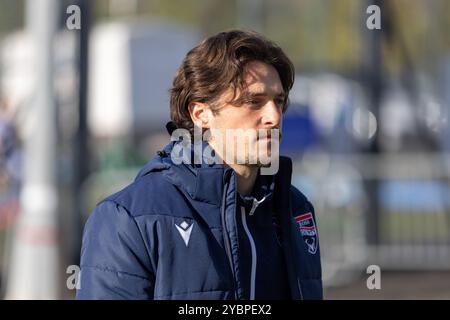 Perth, Écosse. 19 octobre 2024. James Brown arrive pour le William Hill SPFL Premiership match entre St Johnstone et Ross County au McDiarmid Park. Crédit : Connor Douglas/Alamy Live News Banque D'Images