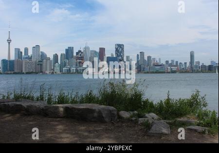 Toronto, ON, Canada - le 13 juin 2024 : vue sur le lac Ontario depuis les îles de Toronto de l'horizon de Toronto, y compris la Tour CN. Banque D'Images