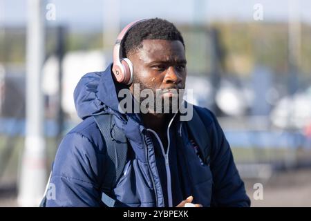 Perth, Écosse. 19 octobre 2024. Michee Efete arrive pour le William Hill SPFL Premiership match entre St Johnstone et Ross County au McDiarmid Park. Crédit : Connor Douglas/Alamy Live News Banque D'Images