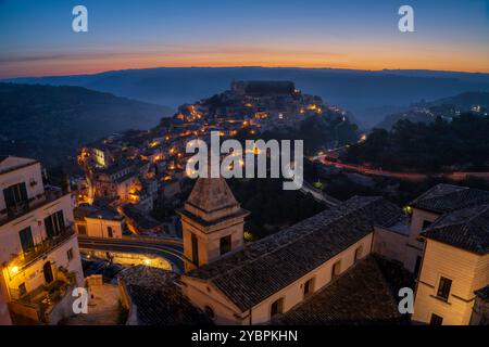 Paysage urbain panoramique aérien de Raguse au coucher du soleil, surplombant Raguse Ibla, la vieille ville historique et le centre-ville antique de Raguse, Sicile, Italie. Banque D'Images