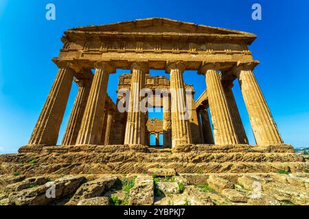 Temple de Concordia, un ancien temple grec dans la Valle dei Templi (Vallée des temples) à Agrigente, Sicile, Italie. Un célèbre site archéologique. Banque D'Images