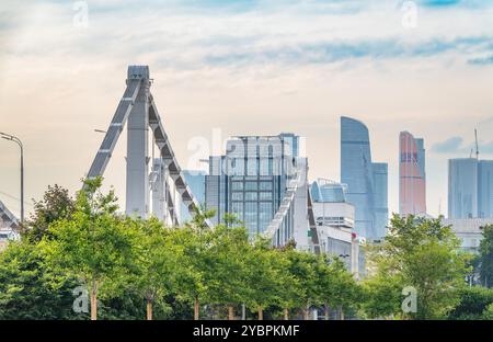 Pont de Krymsky ou pont de Crimée à Moscou. Pont de suspension en acier à Moscou au-dessus de la rivière Moskva Banque D'Images