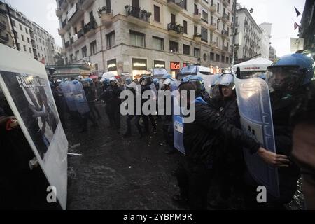 Affrontements entre manifestants anti-G7 et forces de police à l'occasion de la réunion des ministres du G7 sur la Défense à Naples, en Italie. 19 octobre 2024. Crédit : Live Media Publishing Group/Alamy Live News Banque D'Images