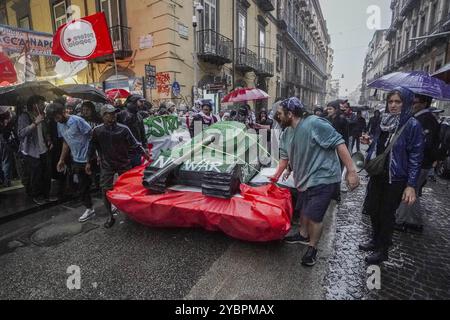 Affrontements entre manifestants anti-G7 et forces de police à l'occasion de la réunion des ministres du G7 sur la Défense à Naples, en Italie. 19 octobre 2024. Crédit : Live Media Publishing Group/Alamy Live News Banque D'Images