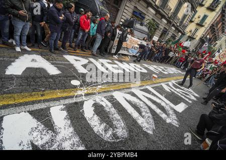 Affrontements entre manifestants anti-G7 et forces de police à l'occasion de la réunion des ministres du G7 sur la Défense à Naples, en Italie. 19 octobre 2024. Crédit : Live Media Publishing Group/Alamy Live News Banque D'Images