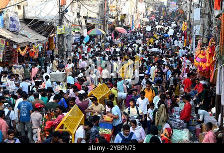 New Delhi, Inde. 19 octobre 2024. NEW DELHI, INDE - 19 OCTOBRE : les gens font du shopping avant le festival Diwali à Sadar Bazar, le 19 octobre 2024 à New Delhi, Inde. (Photo de Sonu Mehta/Hindustan Times/Sipa USA ) crédit : Sipa USA/Alamy Live News Banque D'Images