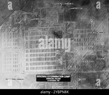 Photographie aérienne de reconnaissance du camp de concentration d'Auschwitz montrant le camp d'Auschwitz II (Birkenau). Les logements des prisonniers ainsi que les chambres à gaz sont identifiés. Banque D'Images