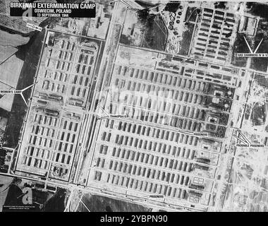 Photographie aérienne de reconnaissance du camp de concentration d'Auschwitz montrant le camp d'Auschwitz II (Birkenau). Les logements des prisonniers ainsi que les chambres à gaz sont identifiés. Banque D'Images