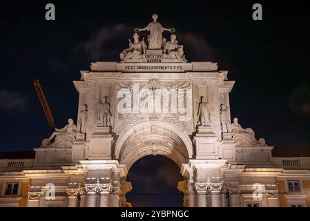 Emblématique Arco da Rua Augusta dans la vieille ville de Lisbonne la nuit, Portugal Banque D'Images