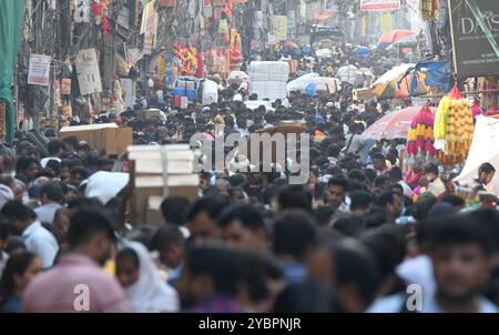 New Delhi, Inde. 19 octobre 2024. NEW DELHI, INDE - 19 OCTOBRE : les gens font du shopping avant le festival Diwali à Sadar Bazar, le 19 octobre 2024 à New Delhi, Inde. (Photo de Sonu Mehta/Hindustan Times/Sipa USA ) crédit : Sipa USA/Alamy Live News Banque D'Images