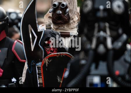 Madrid, Espagne. 19 octobre 2024. Un garçon habillé en Darth Maul lors d'une parade Star Wars dans le centre de Madrid. Près de 900 personnes ont défilé dans les rues habillées de costumes comme des personnages de la saga Star Wars lors de la « XIV Training Day Madrid 2024 ». Crédit : Marcos del Mazo/Alamy Live News Banque D'Images