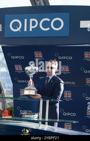 Ascot, Berkshire, Royaume-Uni. 19 octobre 2024. L'entraîneur Aidain O'Brien a reçu le prix Champion Flat Trainer 2024 aujourd'hui à l'hippodrome d'Ascot dans le Berkshire lors de la QIPCO British Champions Day 2024. Il y a un an, Aidan a rehaussé son 4 000e vainqueur. Aidan a été entraîneur champion en Grande-Bretagne sept fois, y compris cette année. Crédit : Maureen McLean/Alamy Live News Banque D'Images