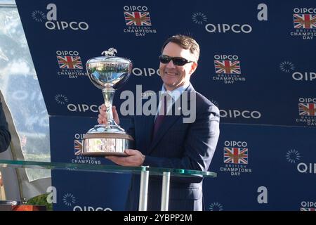 Ascot, Berkshire, Royaume-Uni. 19 octobre 2024. L'entraîneur Aidain O'Brien a reçu le prix Champion Flat Trainer 2024 aujourd'hui à l'hippodrome d'Ascot dans le Berkshire lors de la QIPCO British Champions Day 2024. Il y a un an, Aidan a rehaussé son 4 000e vainqueur. Aidan a été entraîneur champion en Grande-Bretagne sept fois, y compris cette année. Crédit : Maureen McLean/Alamy Live News Banque D'Images