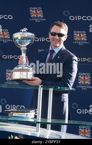 Ascot, Berkshire, Royaume-Uni. 19 octobre 2024. L'entraîneur Aidain O'Brien a reçu le prix Champion Flat Trainer 2024 aujourd'hui à l'hippodrome d'Ascot dans le Berkshire lors de la QIPCO British Champions Day 2024. Il y a un an, Aidan a rehaussé son 4 000e vainqueur. Aidan a été entraîneur champion en Grande-Bretagne sept fois, y compris cette année. Crédit : Maureen McLean/Alamy Live News Banque D'Images